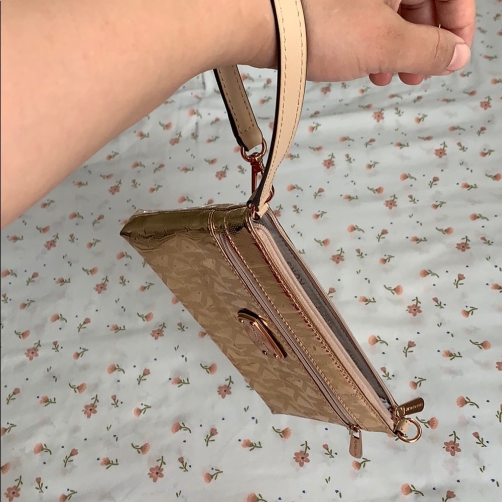 Rose gold metallic wristlet!! Barely used ❤️❤️❤️ - Picture 4 of 5